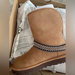 Ugg Classic Short Crescent boot
